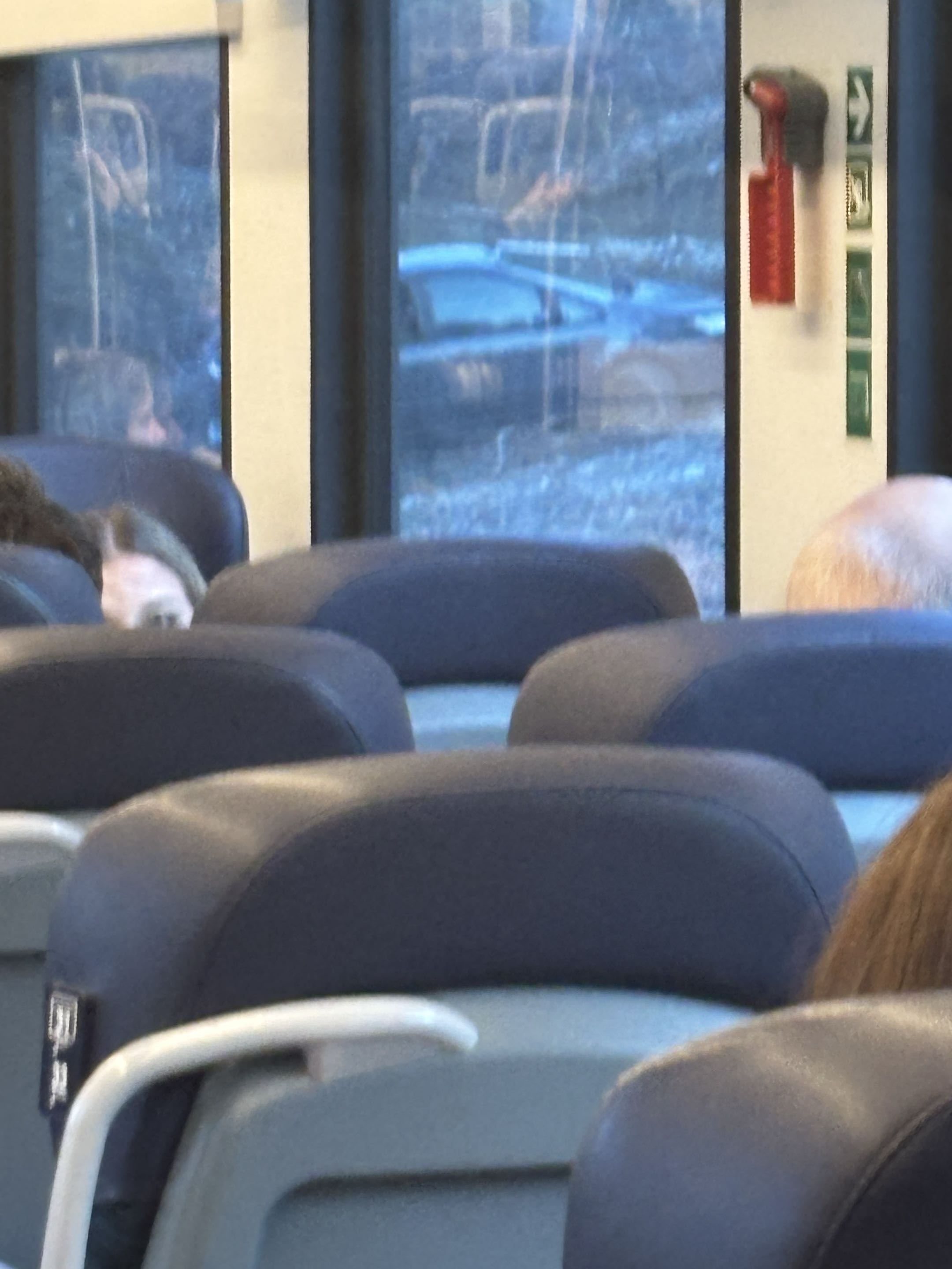 En bil som hade kört in i backen på sidan om tågspåret, ganska långt ifrån närmsta bilväg...