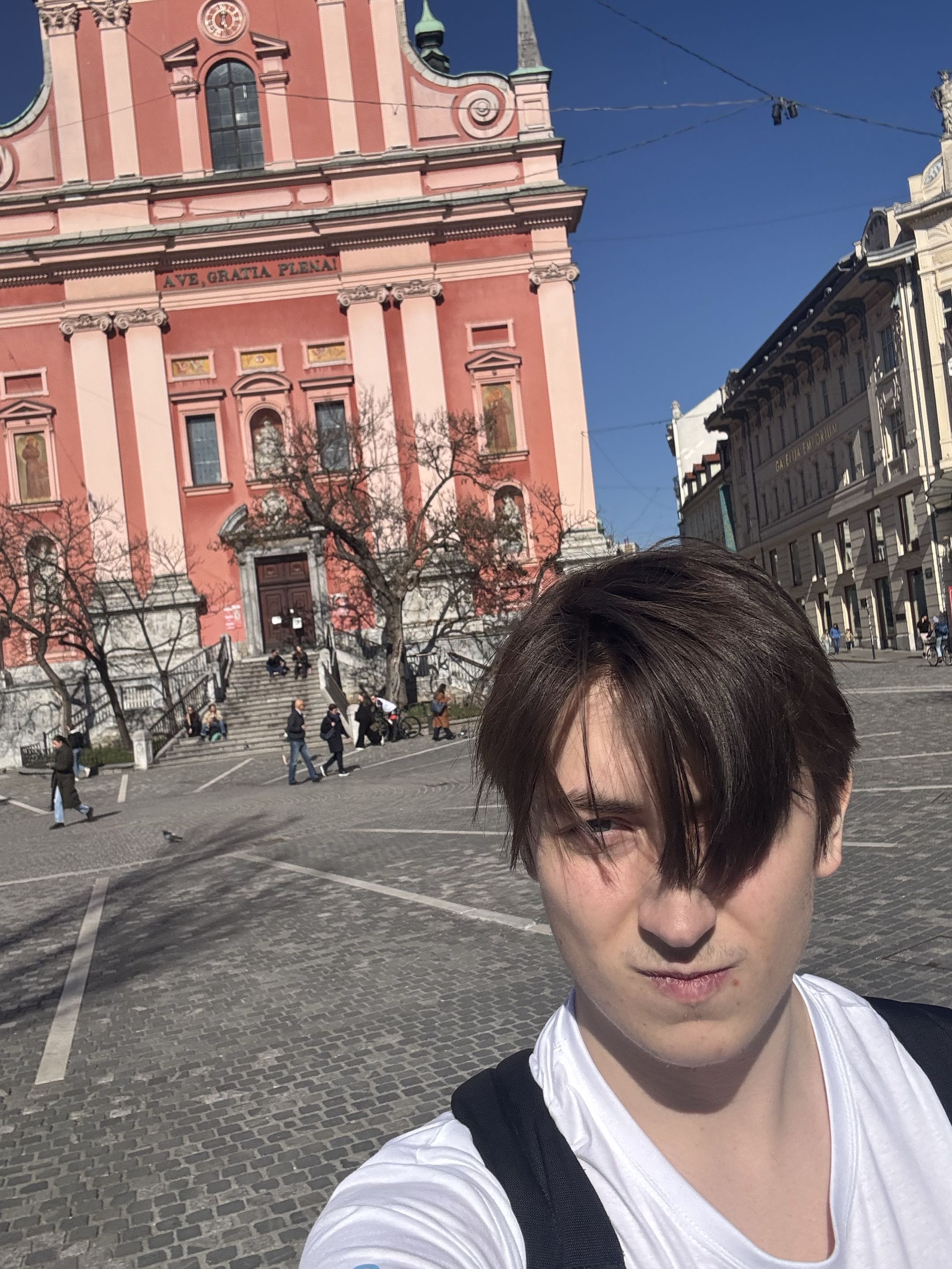 En kyrka (till vänster i bilden) i Ljubljanas stadskärna och Arvid (till höger)